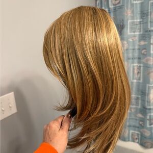 JJ by Paula Young in the color Honey Rooted. Average size cap.